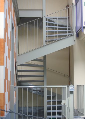Scala esterna per condominio in ferro verniciato.